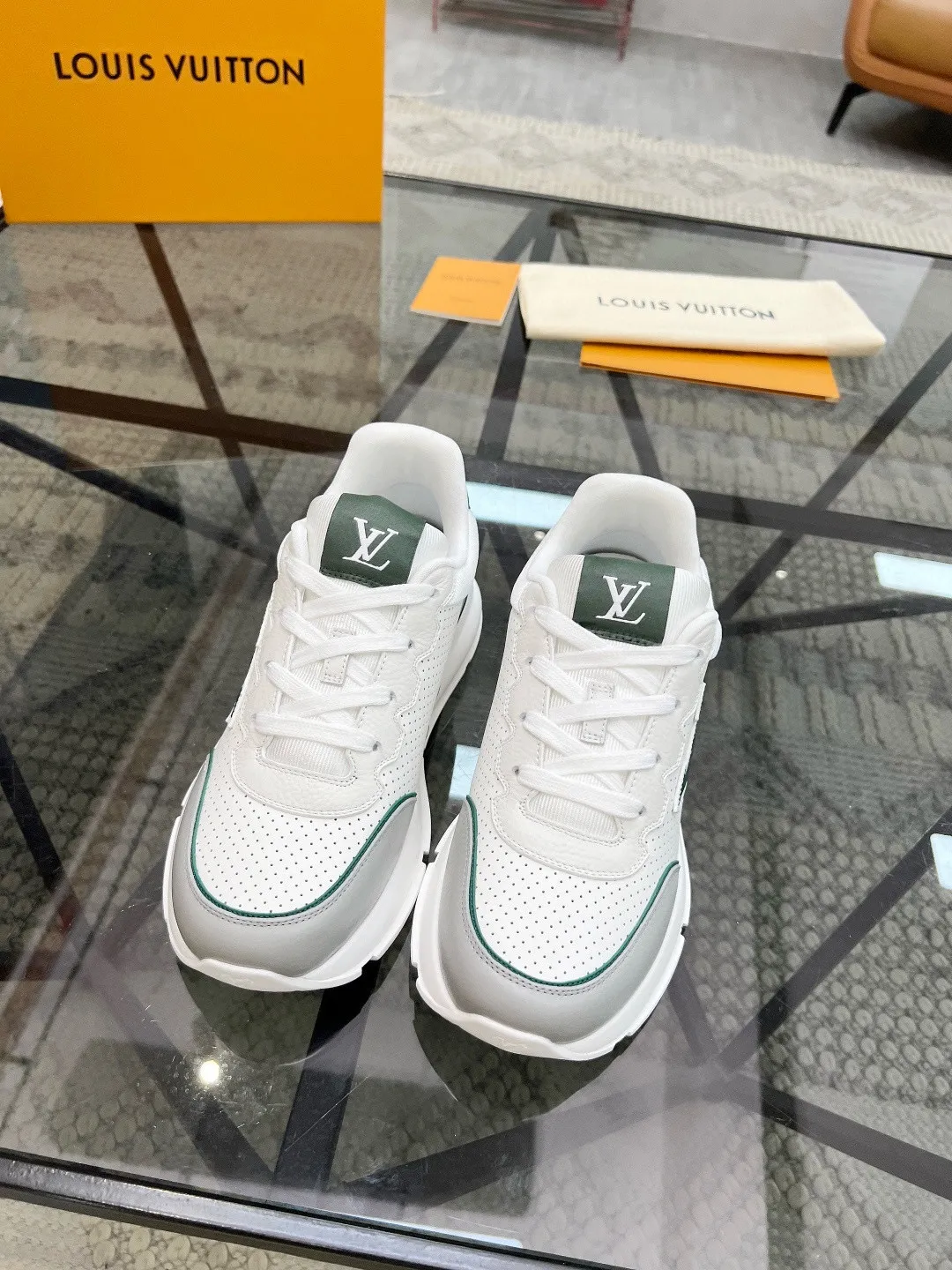 Factory price: 460💰Lv🔍Top purchasing agent🇮🇹 Road The most popular sports shoes for street men are available at the same counter. The uppers are imported cowhide fabrics from Italy, high-quality spliced colorful and complex handicrafts, imported comfortable mesh linings, soles: original soles specially provided by the original factory, T men's men's shoes 💰U foam exclusive movable molded soles are super comfortable, original factory and single goods, 🔍🔍high quality, you can enter and exit the counter at will, welcome to compare, code number 38-44, (45 customized)